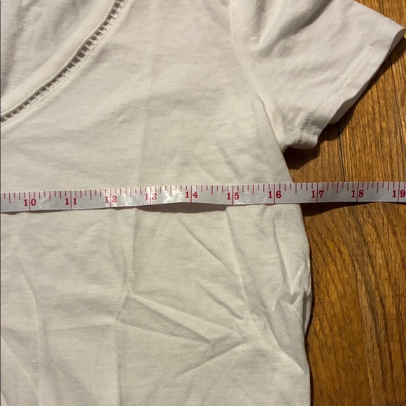 Elegant White V-Neck Short Sleeve Top - Picture 6 of 7